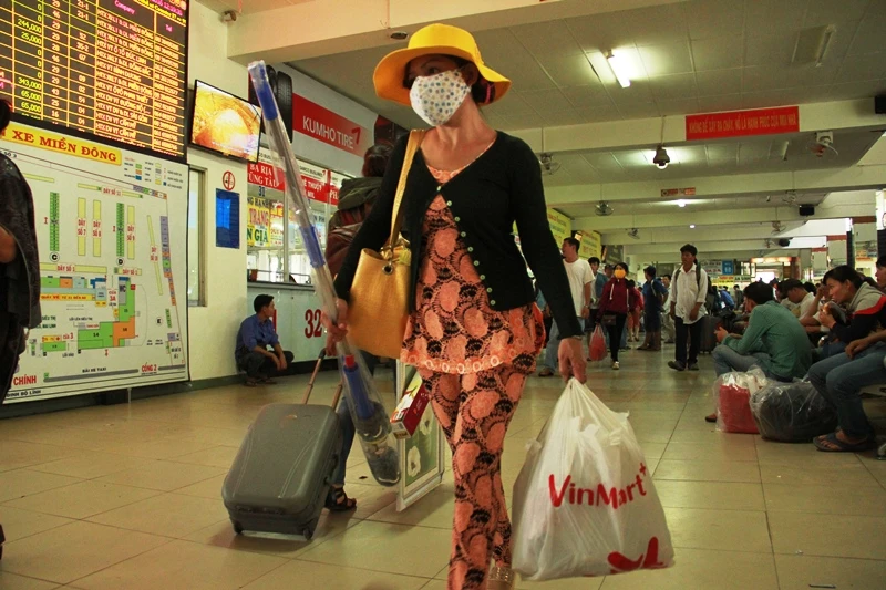 Người ở Sài Gòn tay xách nách mang về quê ăn Tết ảnh 2